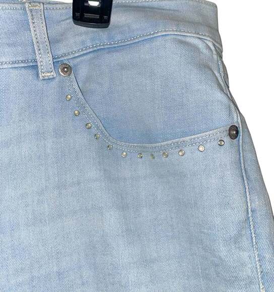 Levi's Classic Bermuda Blue Jean Shorts Women's Light Blue Denim - Picture 3 of 4